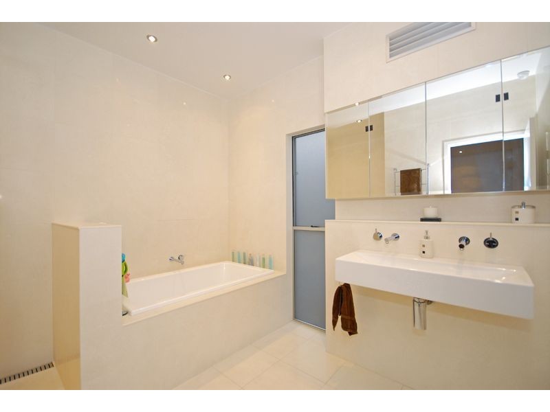 12 Russell Avenue, Norman Park QLD 4170