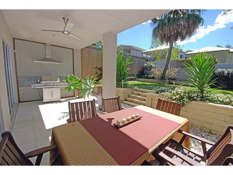 30 Melbourne Avenue, Camp Hill QLD 4152