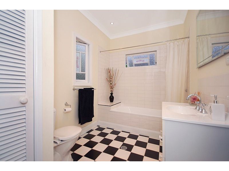 142 Victor Street, Holland Park QLD 4121