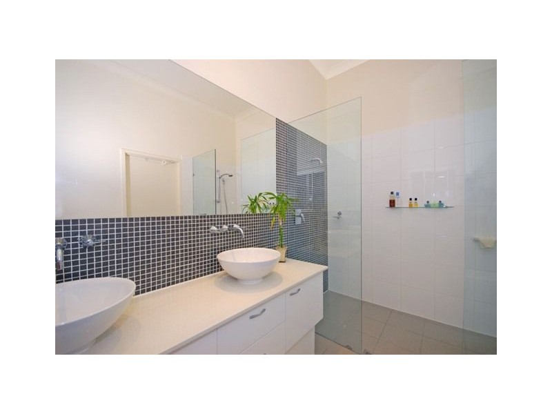 69 Thackeray Street, Norman Park QLD 4170