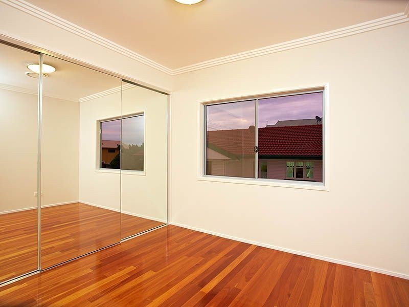 11 Waratah Avenue, Holland Park West QLD 4121