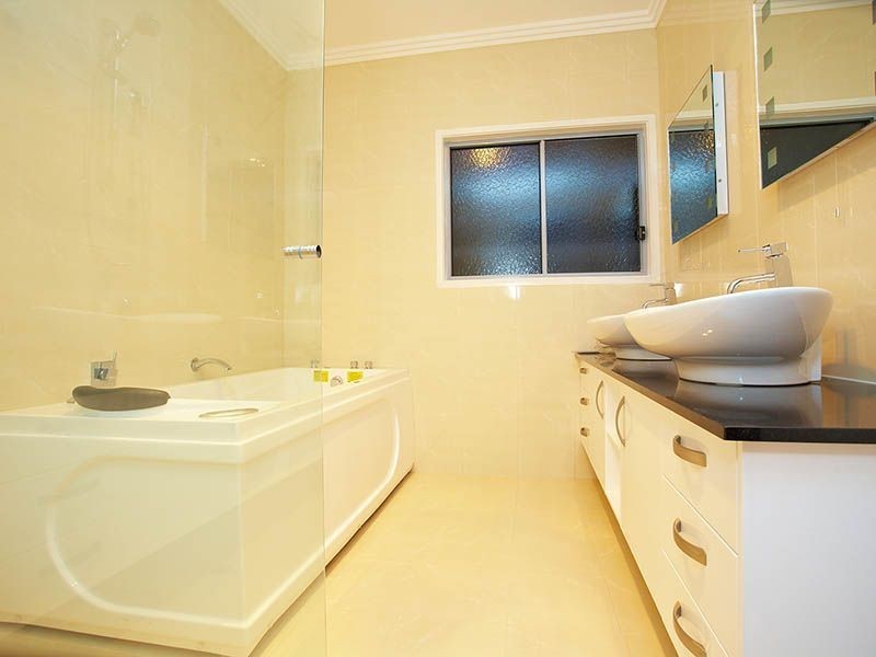 11 Waratah Avenue, Holland Park West QLD 4121