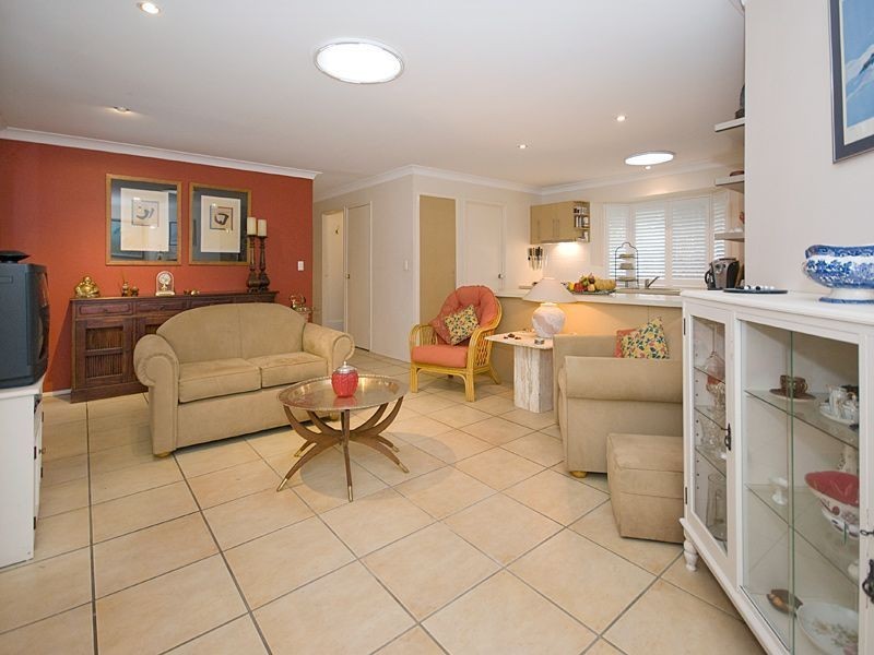 16 Naretha Street, Carindale QLD 4152