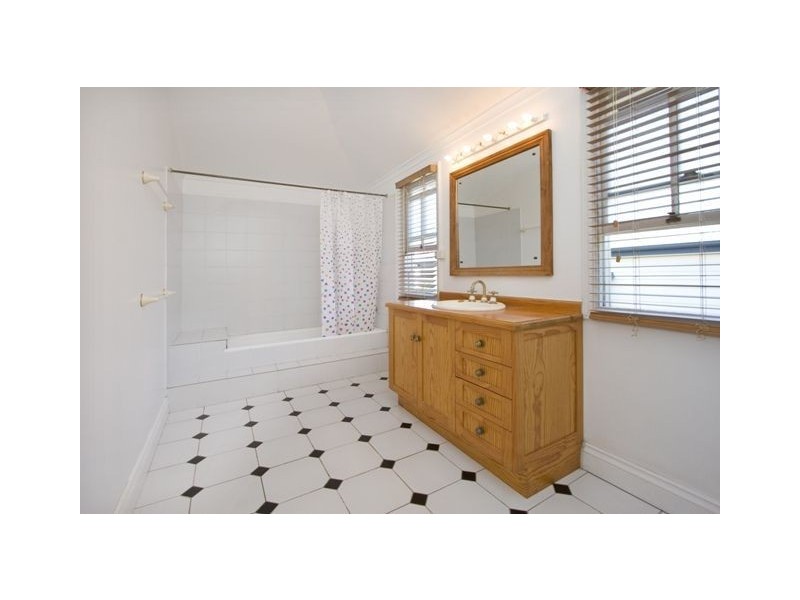 13 Newman Avenue, Camp Hill QLD 4152