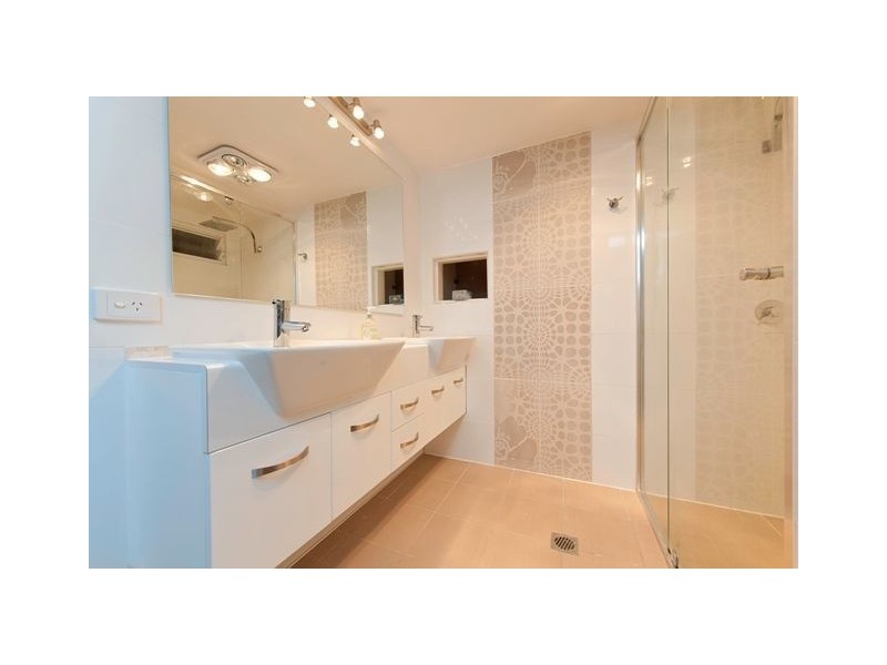 18 Cluden Street, Holland Park West QLD 4121