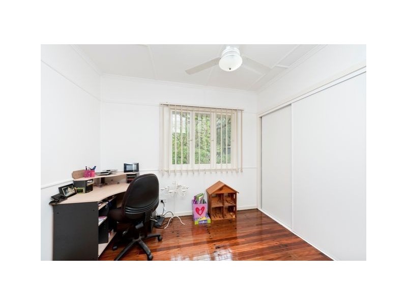 6 Waratah Avenue, Holland Park West QLD 4121