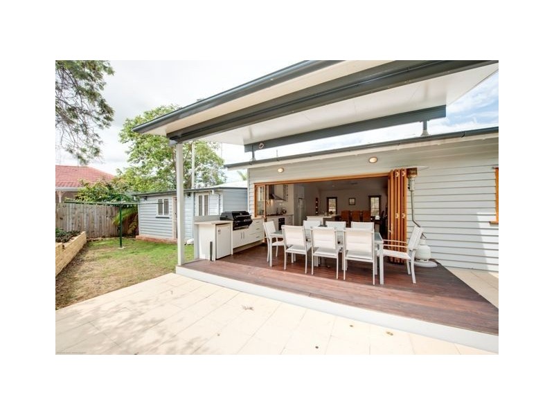 5 Captain Street, Holland Park West QLD 4121