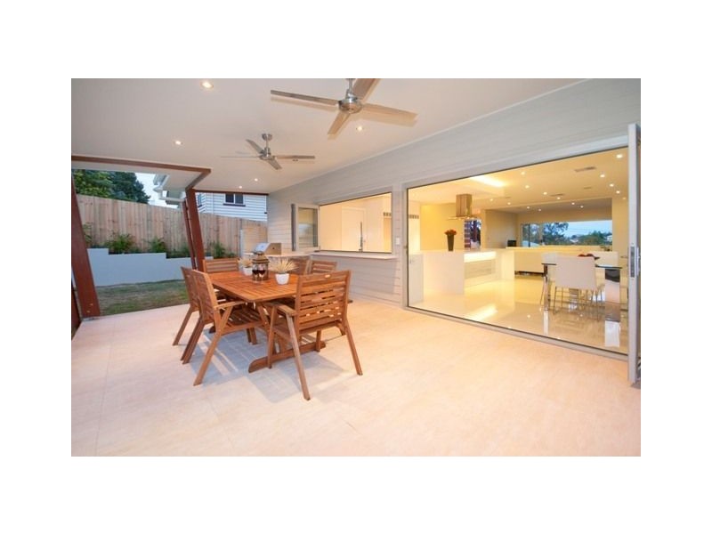 15 Thomas Street, Camp Hill QLD 4152