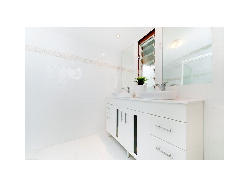 5 Captain Street, Holland Park West QLD 4121