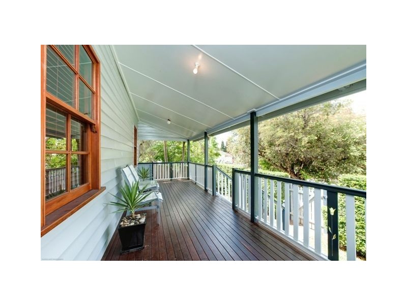 5 Captain Street, Holland Park West QLD 4121