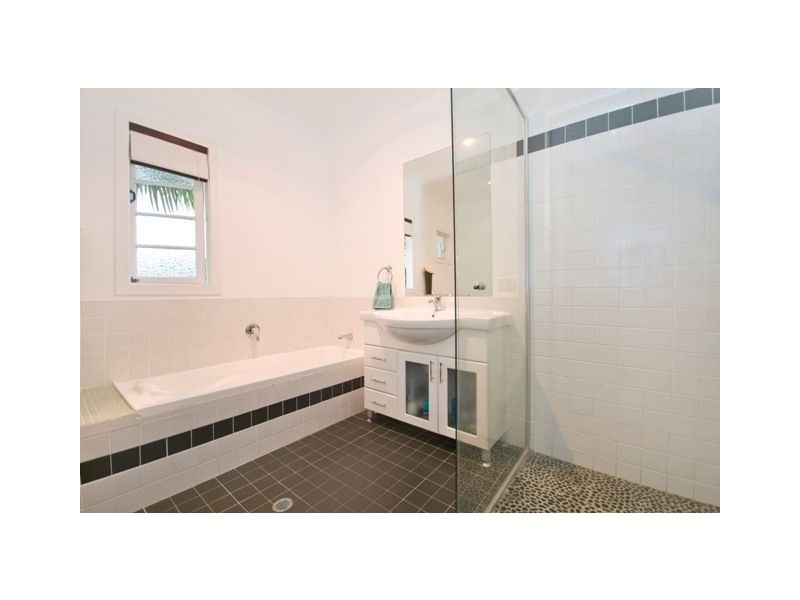 30 Wylie Avenue, Coorparoo QLD 4151