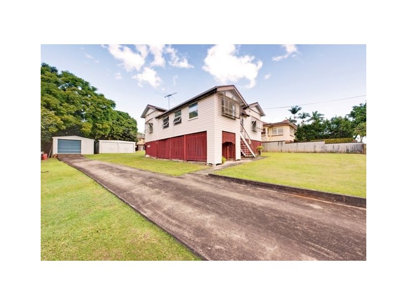 8 Waratah Avenue, Holland Park West QLD 4121