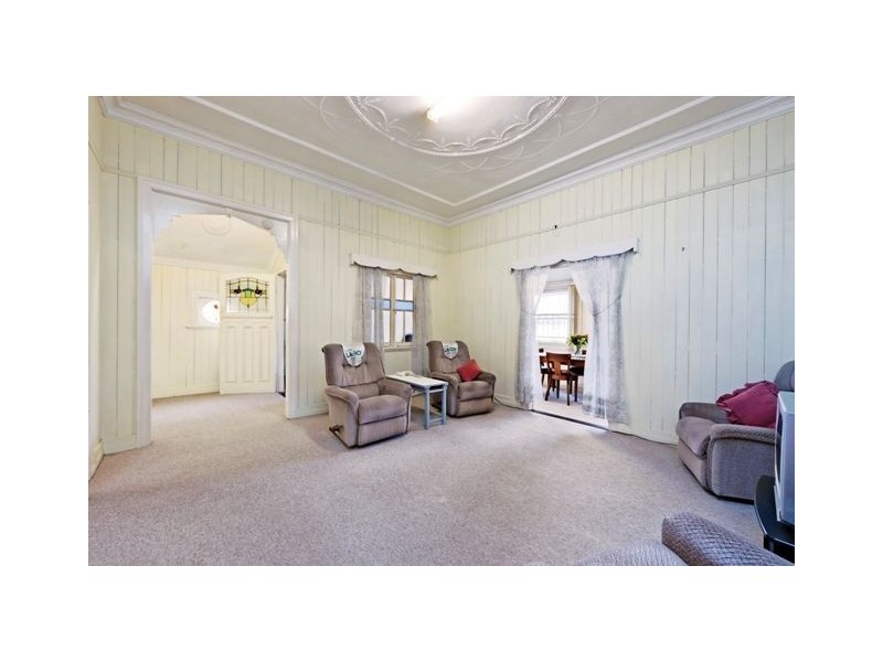 8 Waratah Avenue, Holland Park West QLD 4121