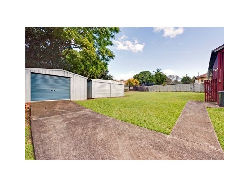 8 Waratah Avenue, Holland Park West QLD 4121