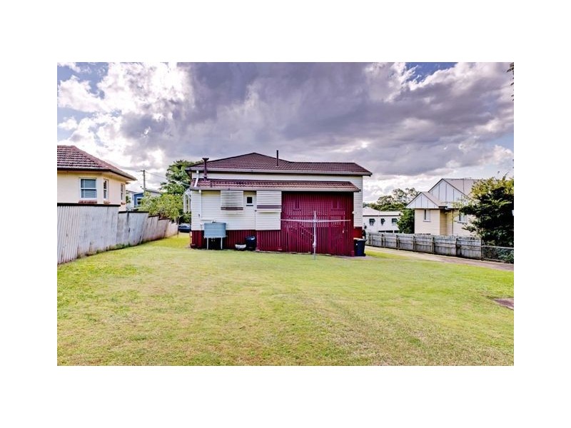 8 Waratah Avenue, Holland Park West QLD 4121
