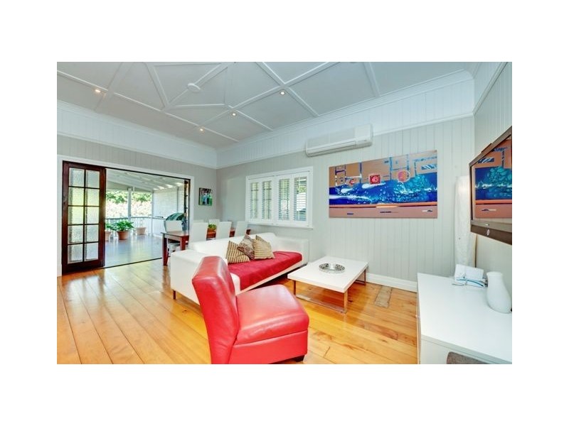 15 Camboor Street, Camp Hill QLD 4152