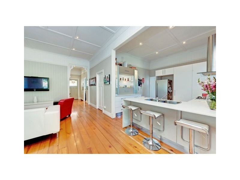 15 Camboor Street, Camp Hill QLD 4152