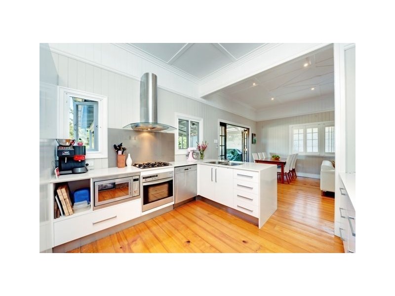 15 Camboor Street, Camp Hill QLD 4152