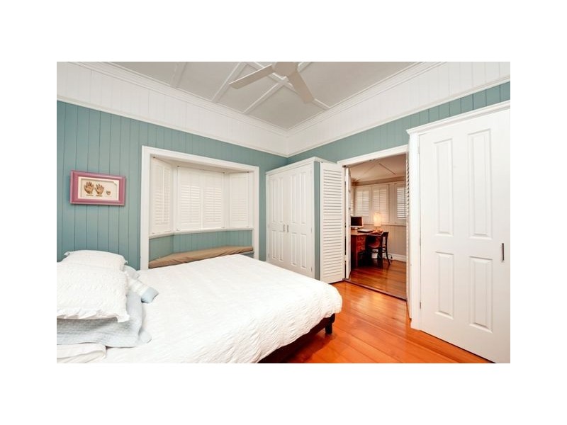 15 Camboor Street, Camp Hill QLD 4152