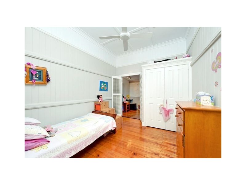 15 Camboor Street, Camp Hill QLD 4152