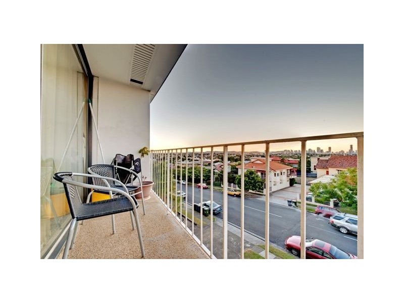 9/223 Cavendish Road, Coorparoo QLD 4151