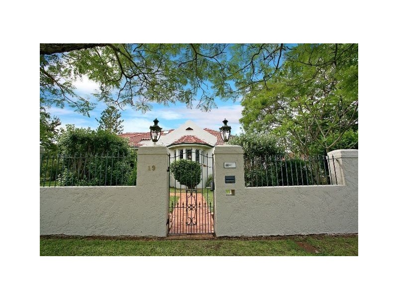 19 Doughty Avenue, Holland Park West QLD 4121
