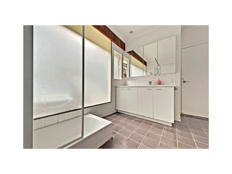 143 Arnold Street, Holland Park QLD 4121