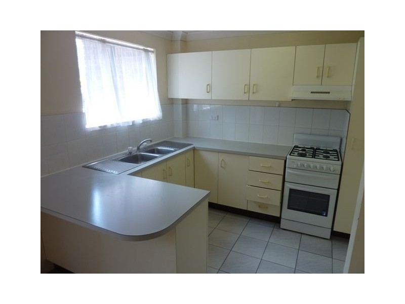 2/12 Crown Street, Holland Park West QLD 4121