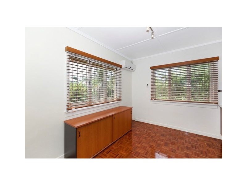 53 Wishart Road (Corner of 2 Lynton Street), Upper Mount Gravatt QLD 4122