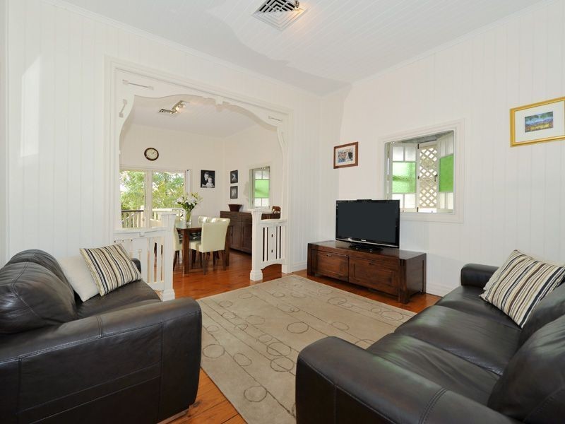 98 McIlwraith Avenue, Norman Park QLD 4170