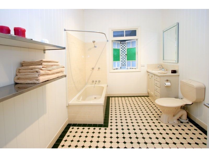 98 McIlwraith Avenue, Norman Park QLD 4170