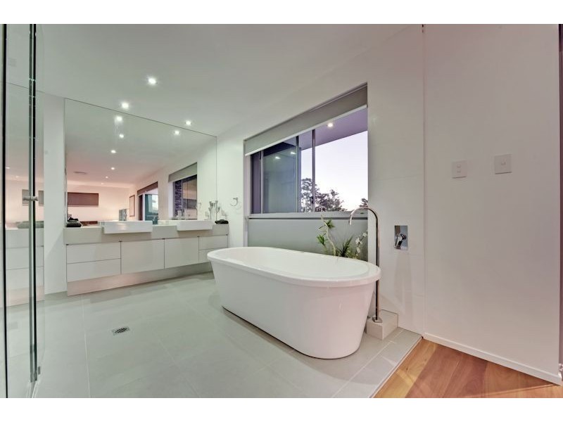 11 Crucis Street, Coorparoo QLD 4151