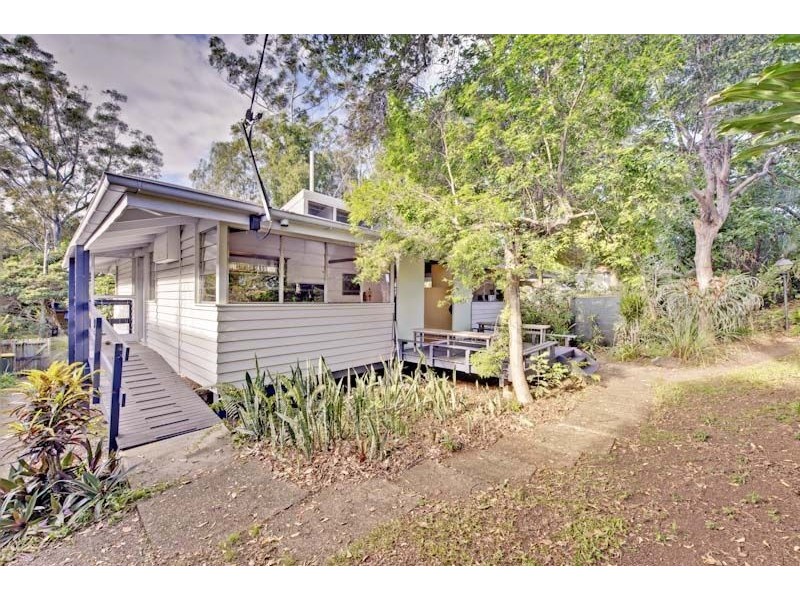 18 Sapphire Street, Holland Park QLD 4121