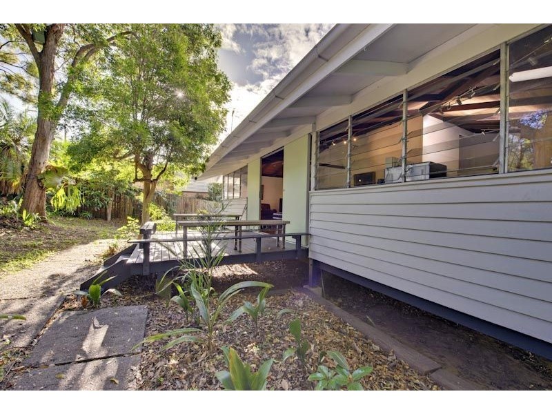 18 Sapphire Street, Holland Park QLD 4121