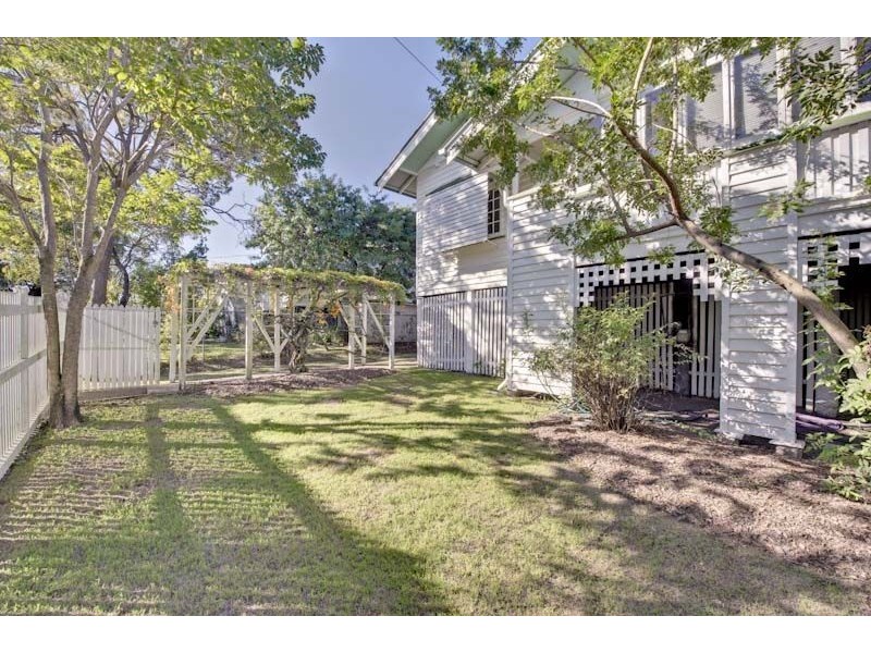 27 Pinecroft Street, Camp Hill QLD 4152