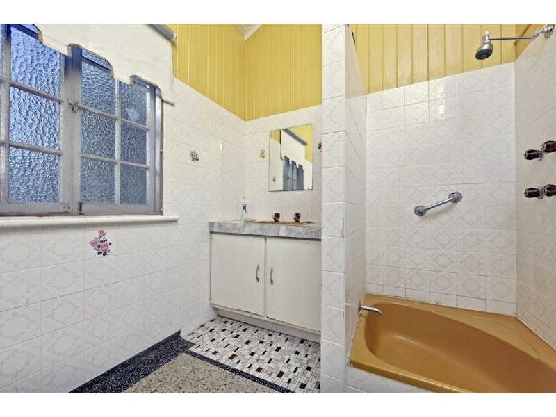 27 Pinecroft Street, Camp Hill QLD 4152