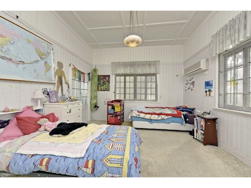 27 Pinecroft Street, Camp Hill QLD 4152