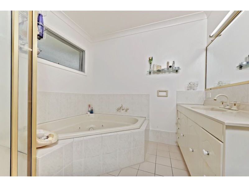 8 Cannes Street, Holland Park West QLD 4121