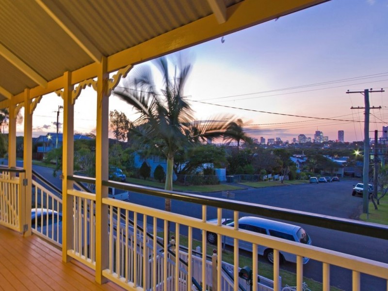 19 Barnes Ave, Coorparoo QLD 4151