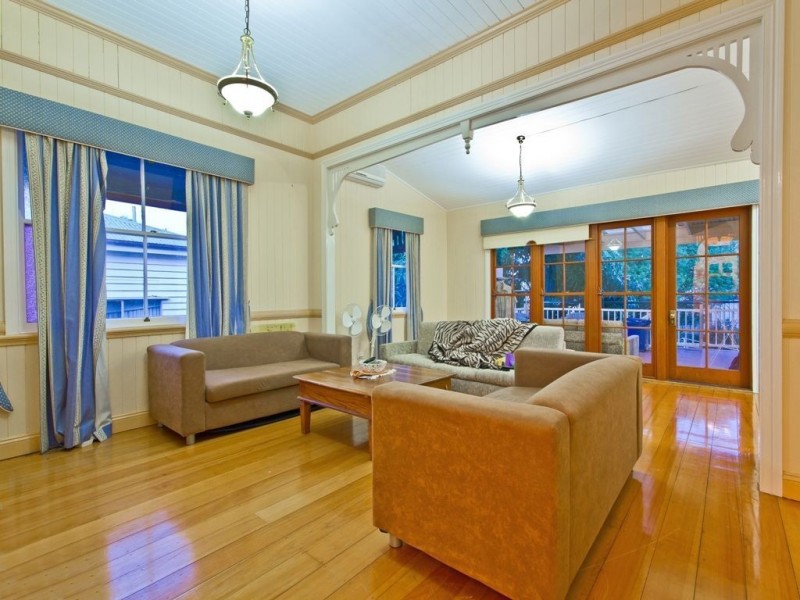 19 Barnes Ave, Coorparoo QLD 4151