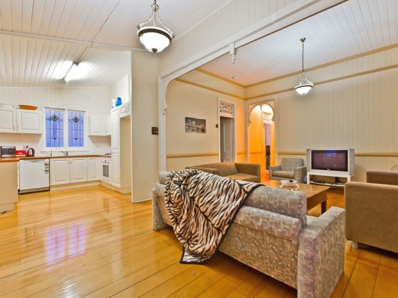 19 Barnes Ave, Coorparoo QLD 4151