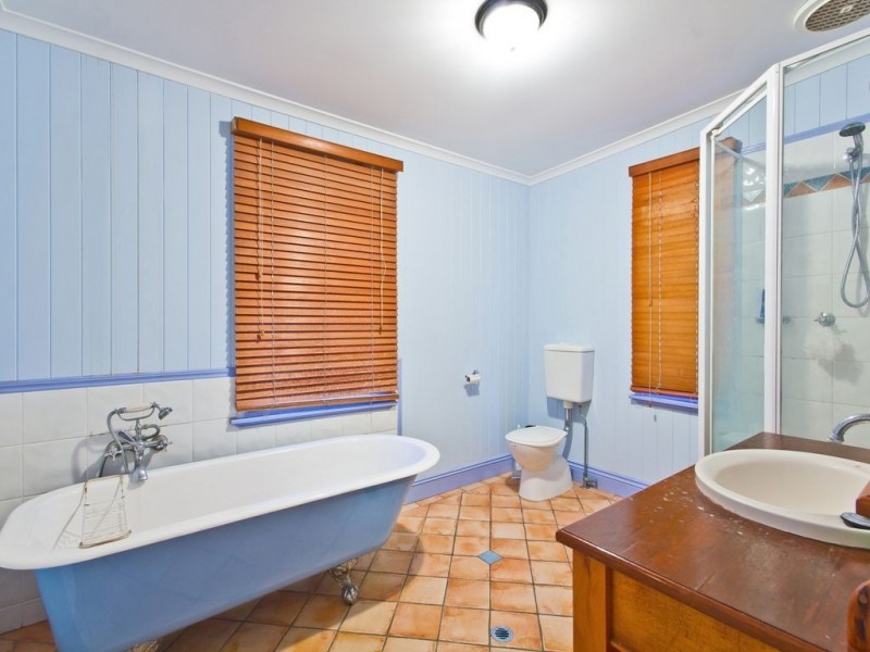 19 Barnes Ave, Coorparoo QLD 4151