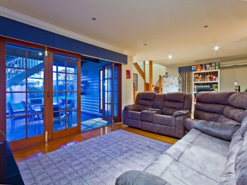 19 Barnes Ave, Coorparoo QLD 4151