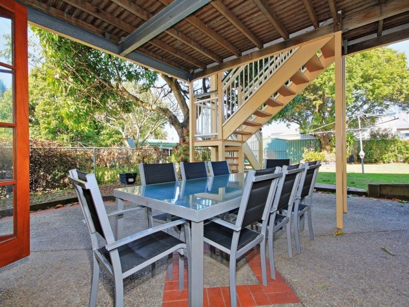 19 Barnes Ave, Coorparoo QLD 4151