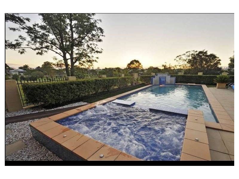 18 Russell Avenue, Norman Park QLD 4170