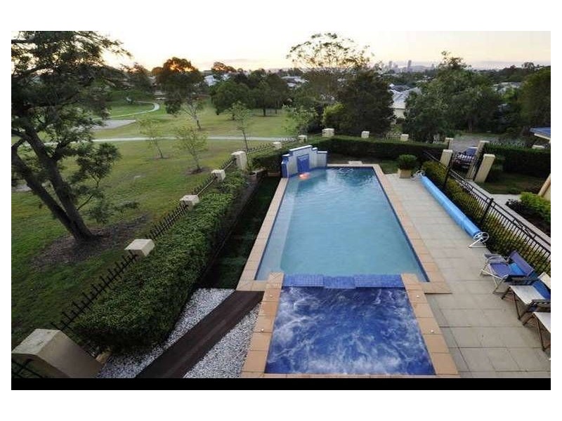 18 Russell Avenue, Norman Park QLD 4170