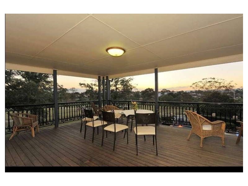 18 Russell Avenue, Norman Park QLD 4170