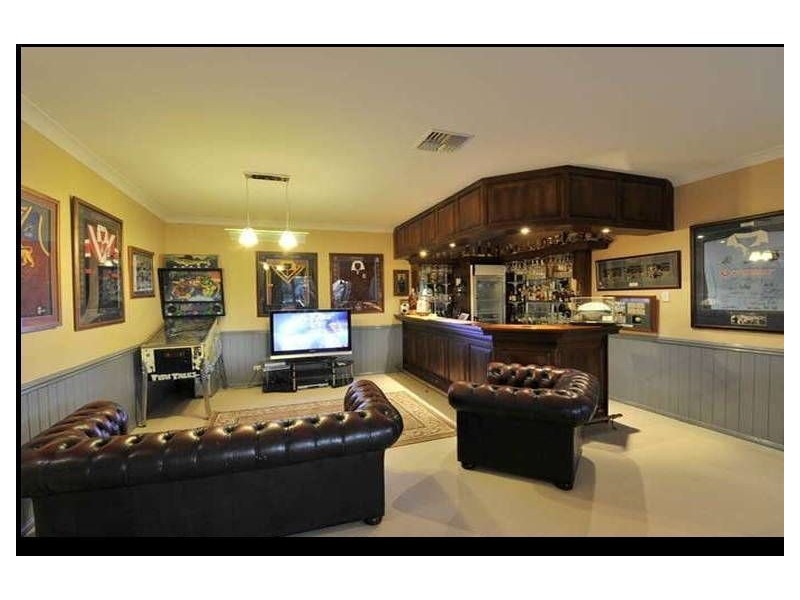 18 Russell Avenue, Norman Park QLD 4170