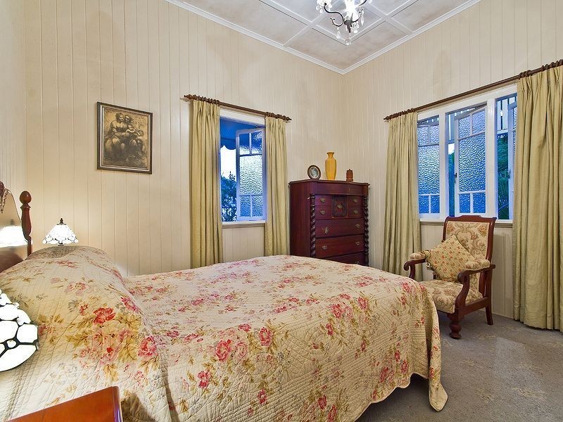 64 Lloyd Street, Camp Hill QLD 4152