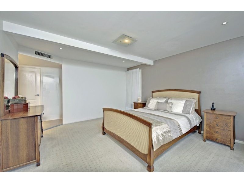 18 Cluden Street, Holland Park West QLD 4121